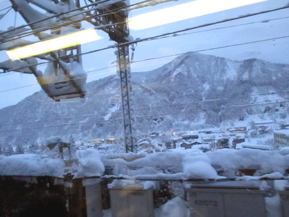 2014.12.15.雪の湯沢駅.JPG