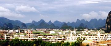 奇形な山々と桂林市内