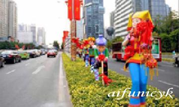 少数民族の人形が飾られ情緒的な街の光景